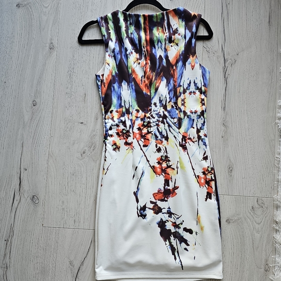 White sleeveless sheath dress with abstract art design - small - Picture 7 of 7